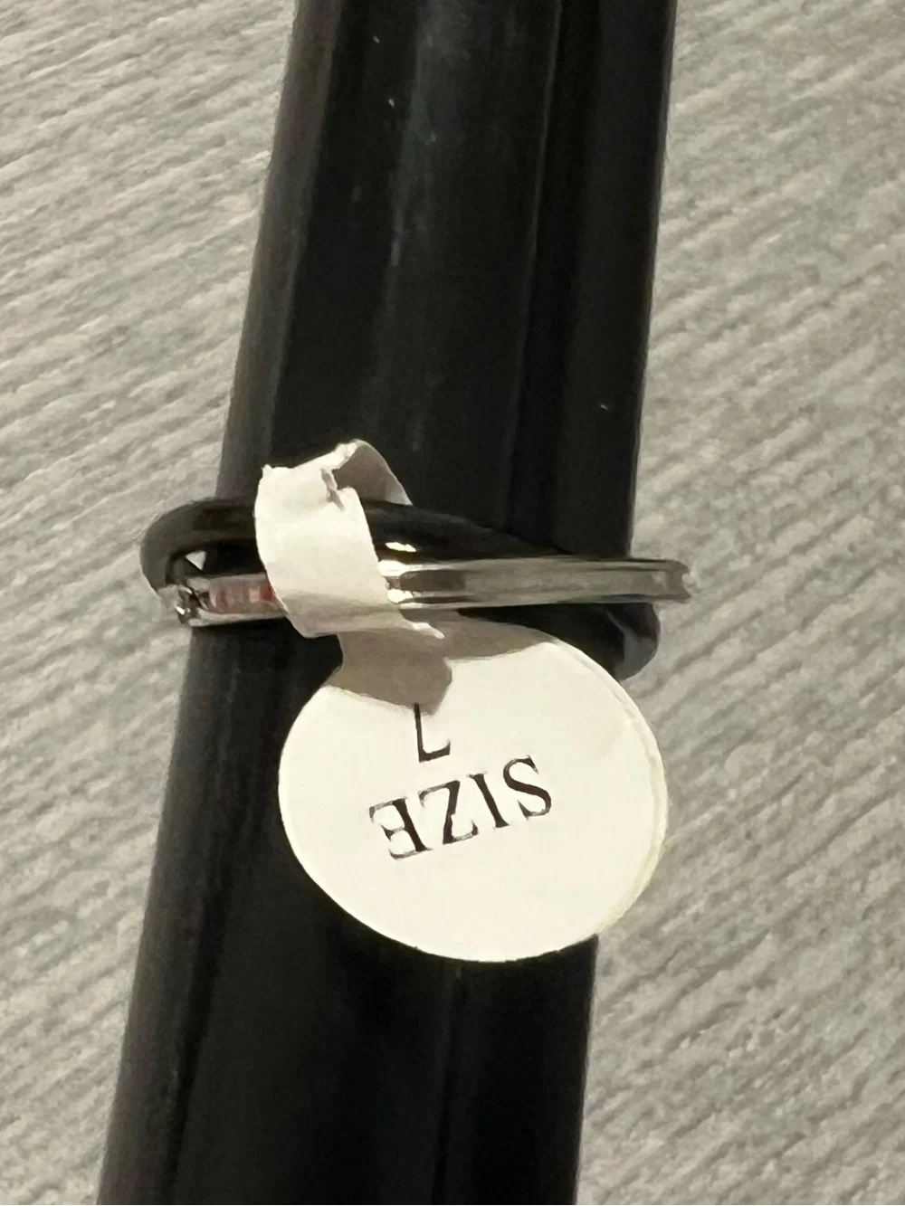 Elegant Silver & Black Interlocking Band Ring – Size 7.5 nip